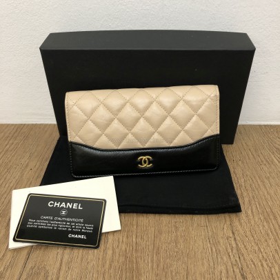 CHANEL Gabrielle Yen Wallet in Beige x Black Quilted Aged Calfskin – GHW (25 Series – Year 2018)