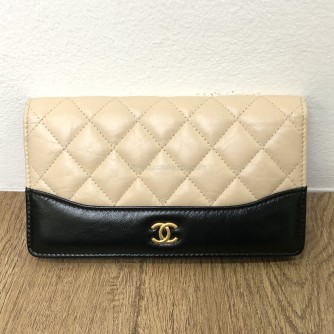 CHANEL Gabrielle Yen Wallet in Beige x Black Quilted Aged Calfskin – GHW (25 Series – Year 2018)