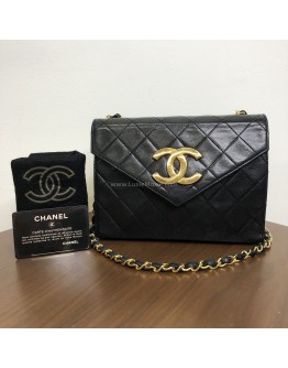 CHANEL Vintage CC Logo Small Chain Shoulder Flap Bag in Black Lambskin – GHW