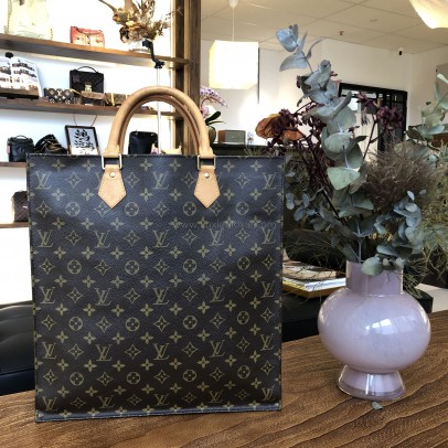 LOUIS VUITTON Monogram Sac Plat Handbag – GHW (Year 2005)