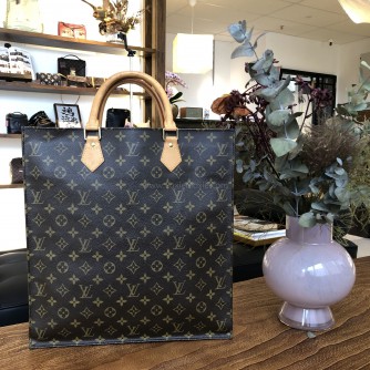 LOUIS VUITTON Monogram Sac Plat Handbag – GHW (Year 2005)