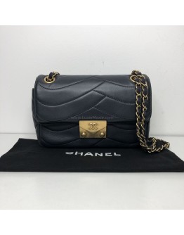 CHANEL Small Pagoda Flap Shoulder Bag in Black Scallop Quilted Lambskin – GHW (Series 21 – Year 2016)