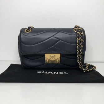 CHANEL Small Pagoda Flap Shoulder Bag in Black Scallop Quilted Lambskin – GHW (Series 21 – Year 2016)