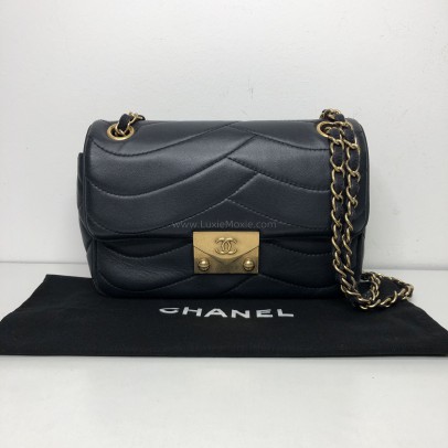 CHANEL Small Pagoda Flap Shoulder Bag in Black Scallop Quilted Lambskin – GHW (Series 21 – Year 2016)