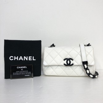 CHANEL White Grained Calfskin Small Flap Bag with Black Lacquered Metal Hardware (30 Series – Year 2020)